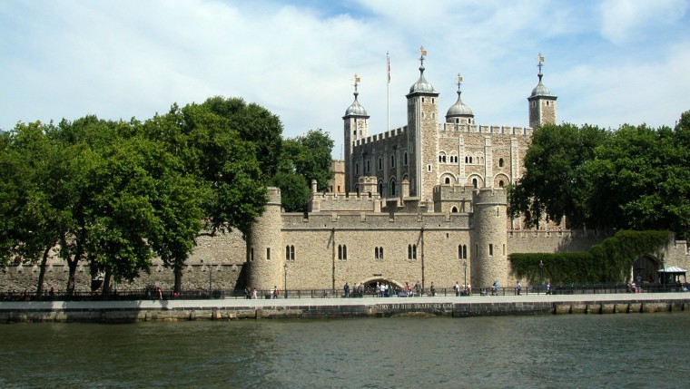The Tower of London offers historical re-enactments of prisoners trying to escape and kings preparing for siege warfare.